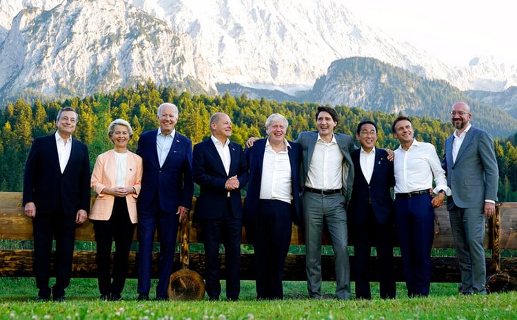 Elmau, Germany: Commemorative photo of G7 members