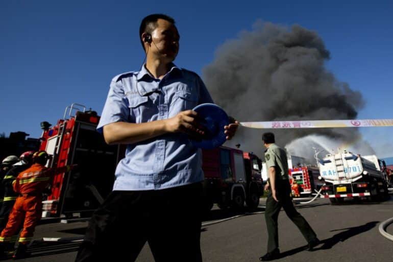 Китайские пожарные полицейские готовятся выстроить очередь, чтобы отпугнуть зевак 768x513 1 Китай, деловое здание, ПОЖАР