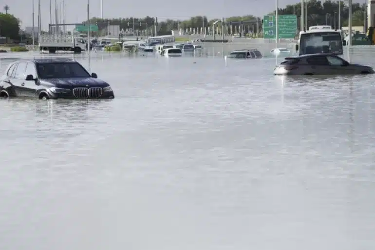 ap24108152821821.jpg rains, Dubai
