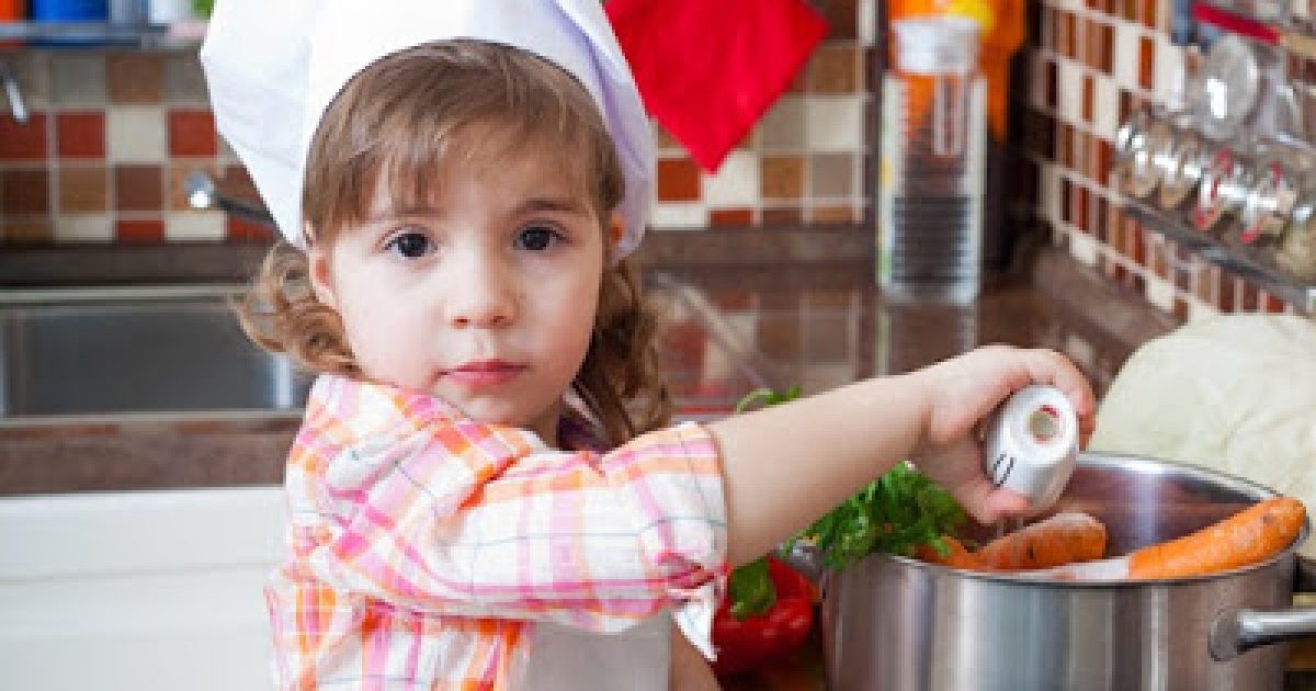 Употребление детьми готовых домашних блюд предоставленных родителями. Соль готовки для детей.. Соль в пищу для детей. Солить еду. Вкусный малыш.