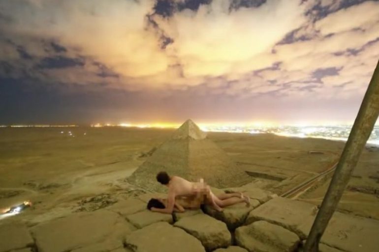 770px x 513px - Egypt: Rage for video of a naked couple climbing the Pyramid of Cheops -  Famagusta News
