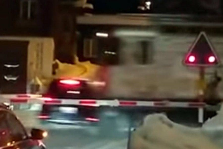 The shocking moment when a train falls on a car and sweeps it away