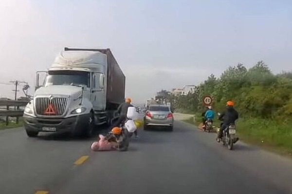 Shocking video: Mother rescues her child from truck wheels at the last minute