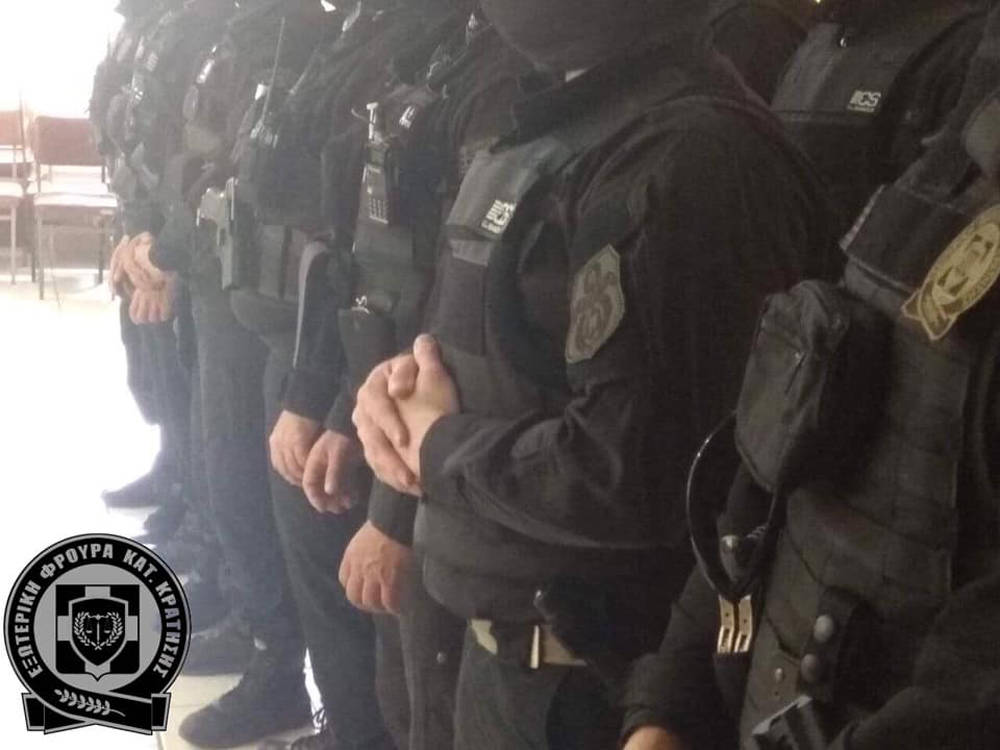 astynsdoadm2 shields, police officers, globes, PRISONERS, Korydallos prison