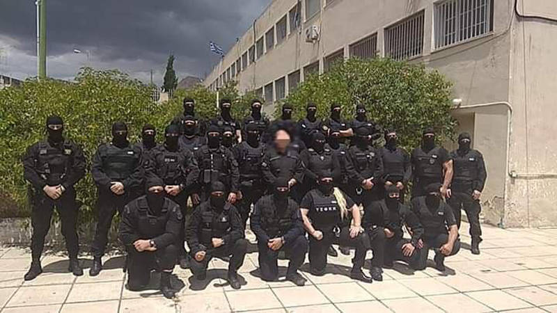 astynsdoadm7 shields, police officers, globes, PRISONERS, Korydallos prison