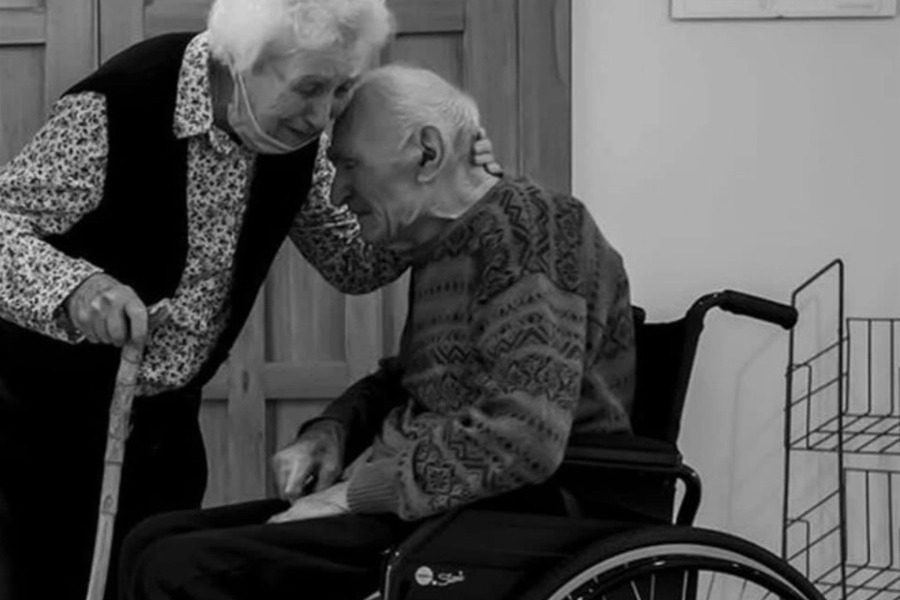 Koronoios: The moving "reunion" of an elderly couple in Italy