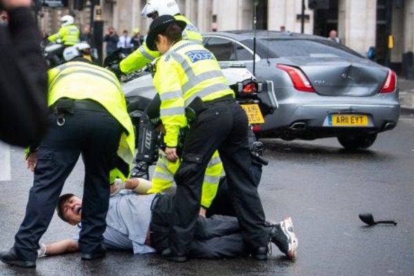 Incredible car accident of Boris Johnson outside the British Parliament