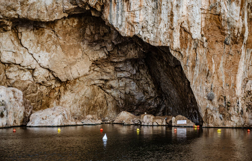 shutterstock 1572727414 diver, exploration, thermal waters, lake, Lake VouliagmeniS, TUNNEL, CAVE