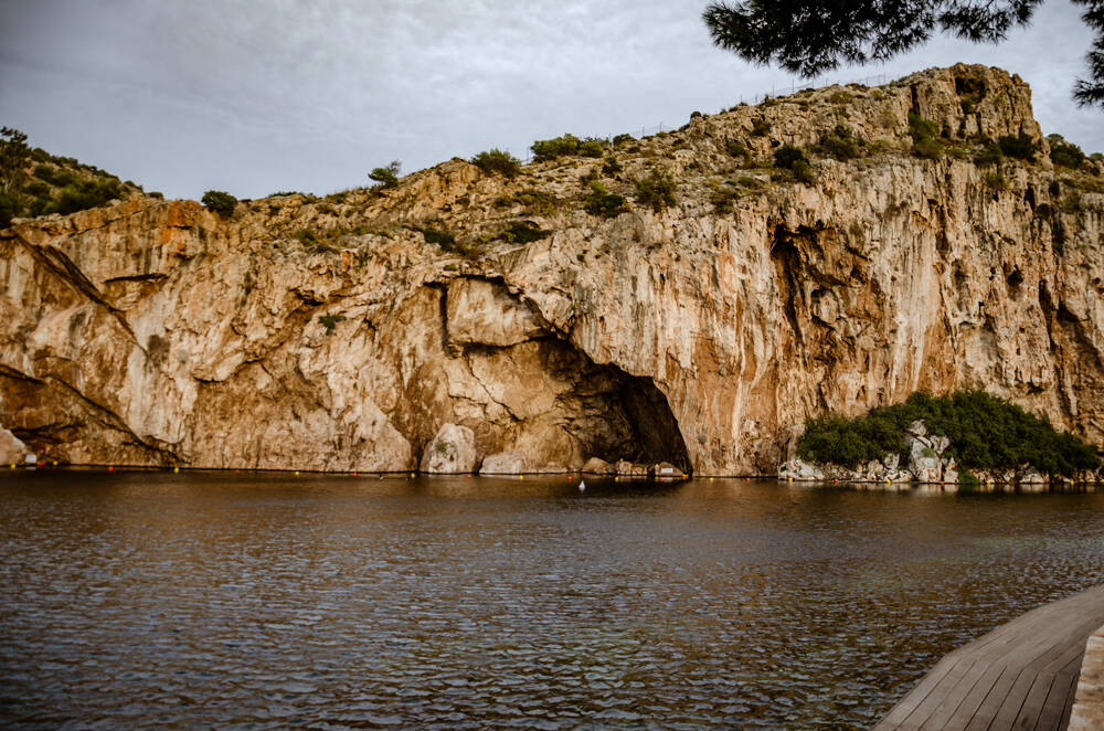 shutterstock 1572727417 diver, exploration, thermal waters, lake, Lake VouliagmeniS, TUNNEL, CAVE