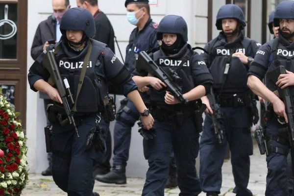Τρομοκρατική επίθεση στη Βιέννη: Πληροφορίες για ανάληψη ευθύνης από τον ISIS