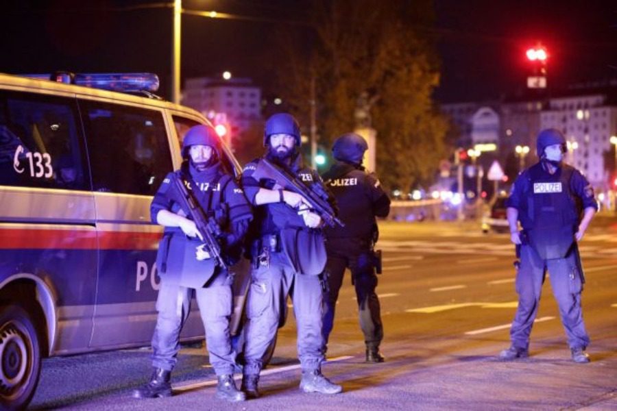 Βιέννη: Μέλος του ISIS ο ένας από τους δράστες της αιματηρής επίθεσης