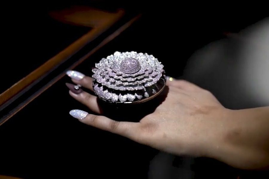 Guinness World Record for the ring that "fitted" 12.638 diamonds