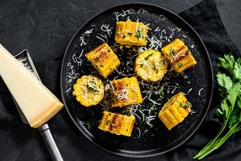 sweet corn grilled on fire with parmesan and parsley Συνταγές