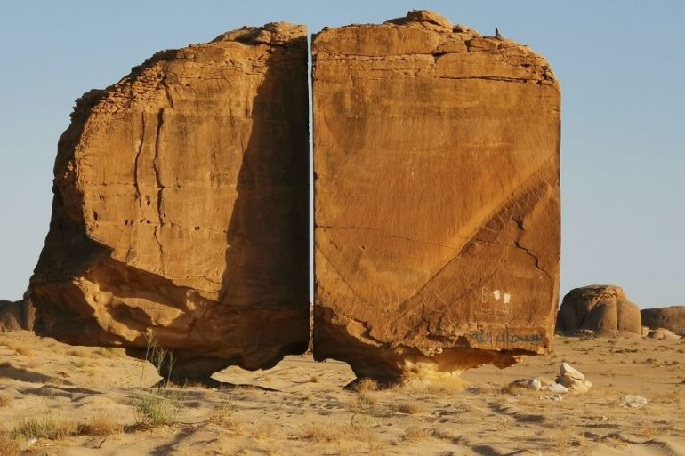 vraxos saudi arabia rock, aliens, Saudi Arabia
