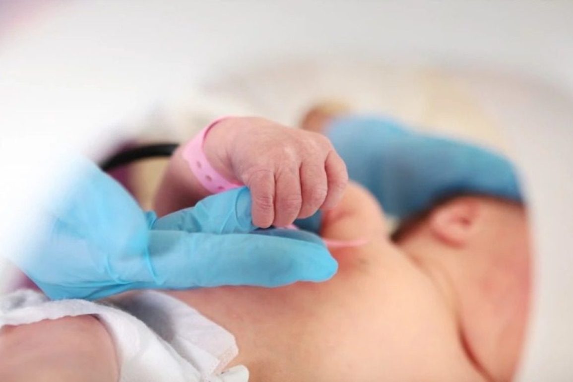 Какие семимесячного ребенка. Ручка новорожденного. Новорожденный ребенок в роддоме ручка. Ручка недоношенного малыша. Рука новорожденного в руке врача.